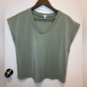 Cable & Gauge Olive V-Neck Muscle Tee | Women’s Size M